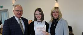 Moment wręczania nagród przez Starostę i Wicestarostę