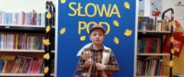 Uczniowie klas I-III w szkolnym etapie konkursu „Słowa pod parasolem”. 