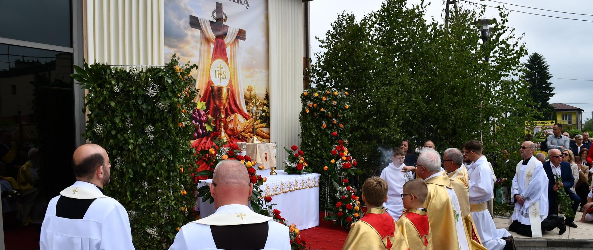 Procesji eucharystyczna. Zdjęcie ołtarza przed Starostwem Powiatowym w Dąbrowie Tarnowskiej