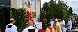 Procesji eucharystyczna. Zdjęcie ołtarza przed Starostwem Powiatowym w Dąbrowie Tarnowskiej