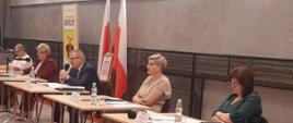 Podczas Sesji rady Miejskiej w Mordach, w dniu 22.06.2023 r.Od prawej na zdjęciu: Skarbnik Miasta i Gminy Mordy Lidia Lipińska, Sekretarz Miasta i Gminy w Mordach Monika Nasiłowska- Osik, Burmistrz Miasta i Gminy Mordy- Jan Paweł Ługowski, Przewodnicząca Rady Miejskiej w Mordach Katarzyna Kotowska, Wiceprzewodniczący Rady Miejskiej w Mordach Gustaw Dmowski.