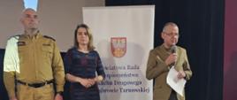 Starosta Dąbrowski zabiera głos podczas spotkania