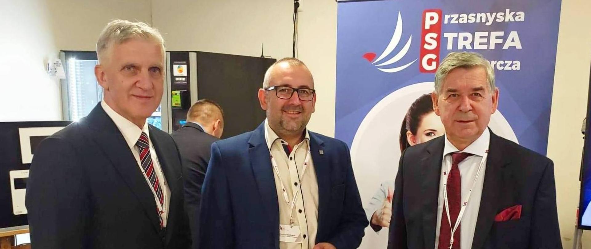 Zdjęcie przedstawia Starostę Powiatu Przasnyskiego Krzysztofa Bieńkowskiego (po środku)w otoczeniu pozostałych uczestników Kongresu na VII Kongresie Przedsiębiorczości w Olsztynie.