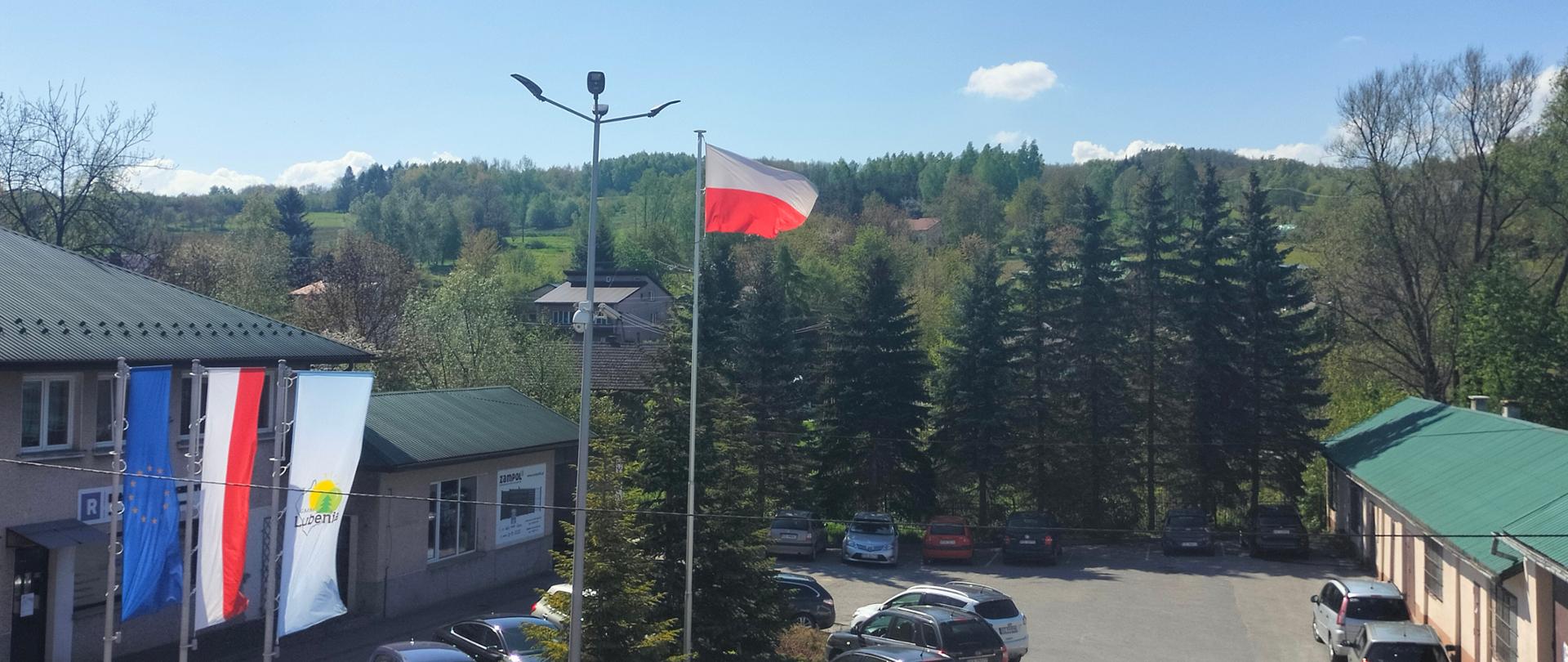 Maszt przed budynkiem Urzędu Gminy