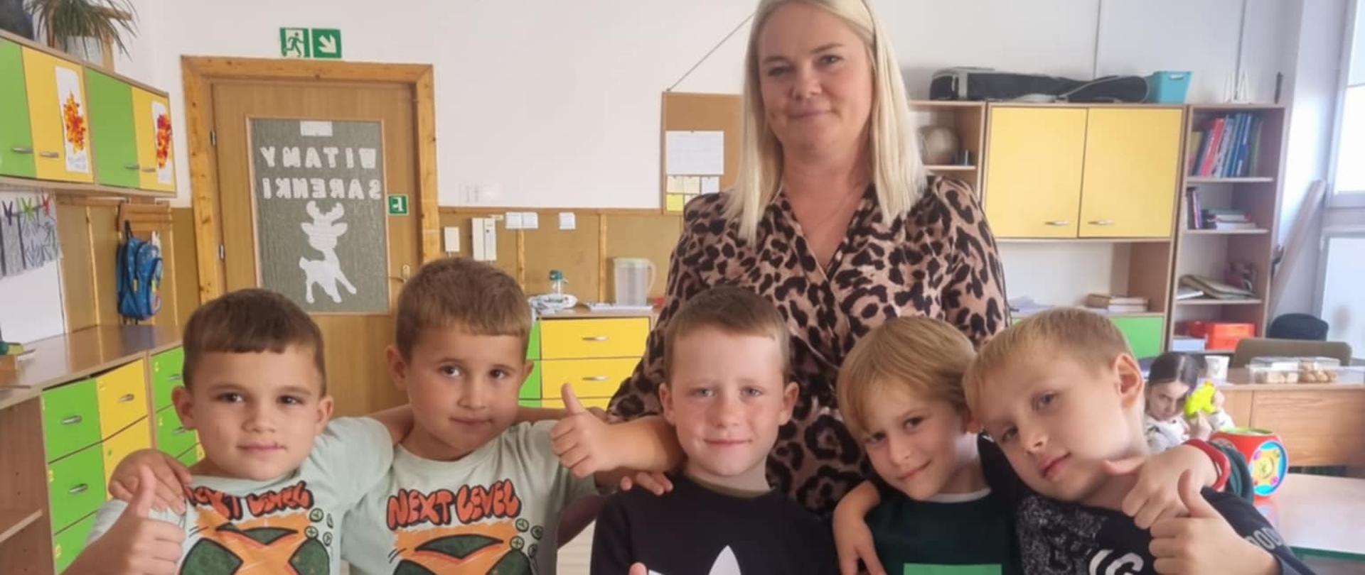 Dzieci pozują do zdjęcia trzymając się i obejmując - budują relacje