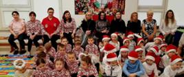 Grupowe zdjęcie pracowników Dyrekcji, kadry przedszkola i dzieci