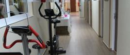 Korytarz WTZ prezentujący efekty remontu - odmalowane ściany, nowe drzwi, podłogę
