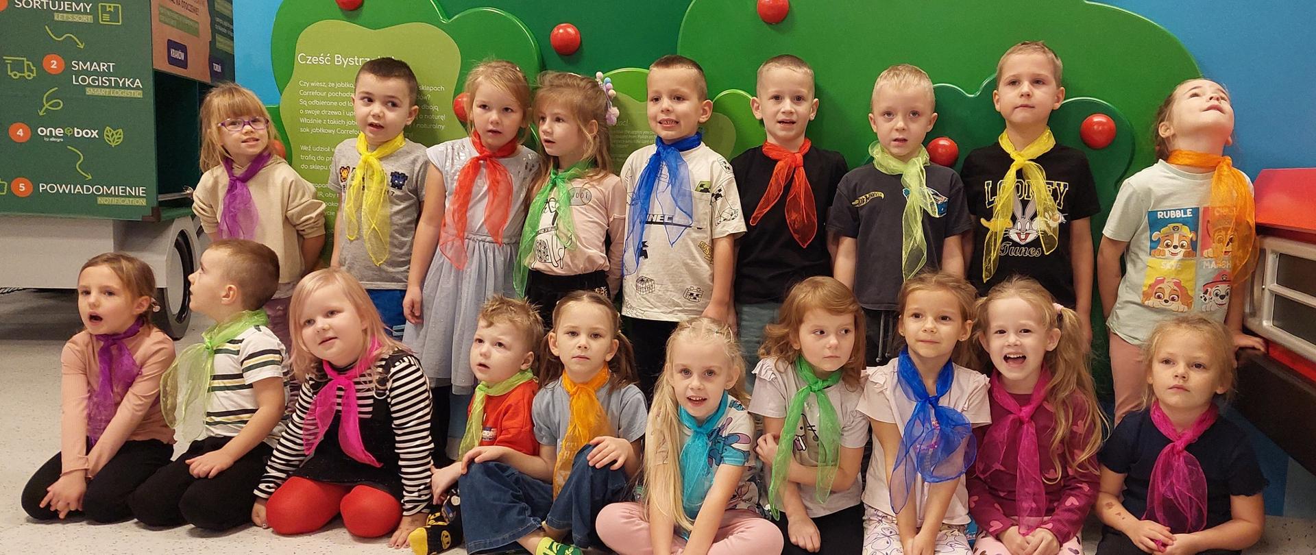 Dzieci z kolorowymi chustkami na szyjach