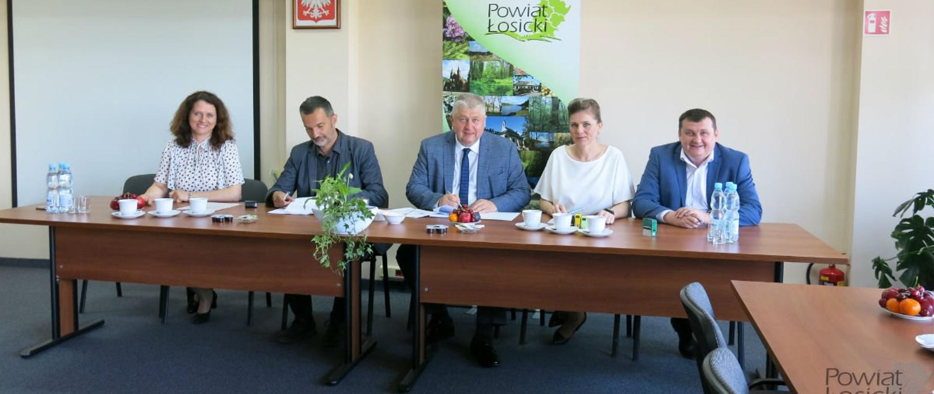 Od lewej: U.Sadowska Przewodnicząca Rady Powiatu, L.Stępniak Dyrektor Oddziału PRD
Lubartów S.A., A.Sulińska Skarbnik Powiatu, J.Kobyliński Starosta Łosicki, M.Michaluk
Wicestarosta Łosicki