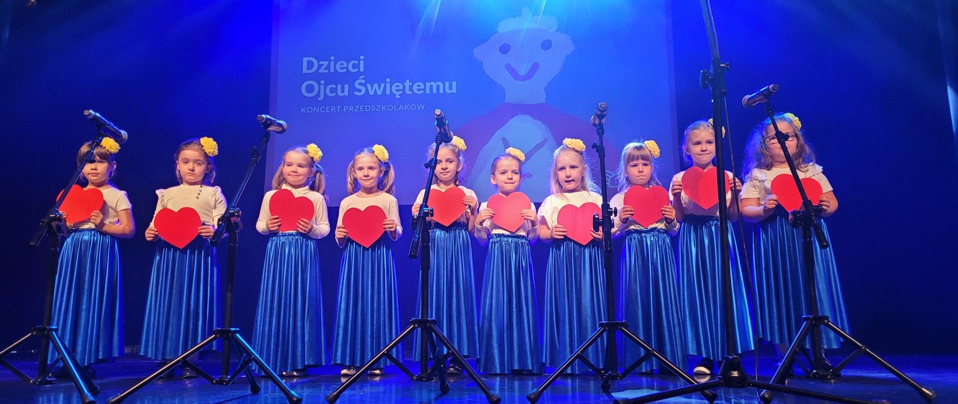 grupa dzieci na scenie