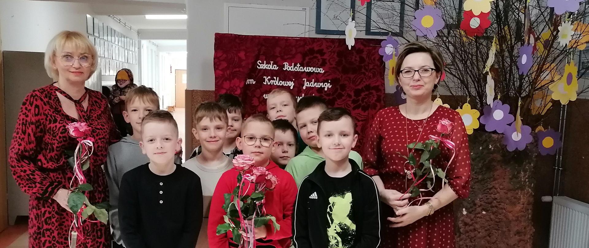 Pani Dyrektor i Pani Wicedyrektor otrzymały kwiaty i życzenia od klasy III