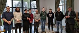 Uczestnicy wydarzenia pozują do zdjęcia z medalami