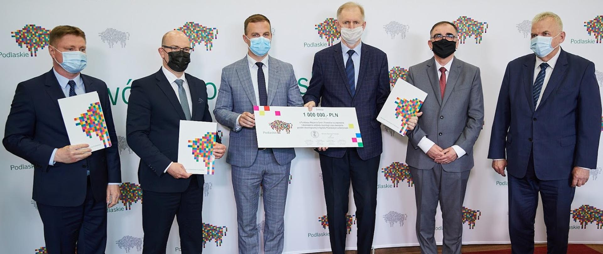 od lewej: Członek Zarządu Województwa Podlaskiego, Marszałek Województwa Podlaskiego, Członek Zarządu Powiatu Zambrowskiego, Starosta Zambrowski, Radny Powiatu Zambrowskiego i Prezes Szpitala