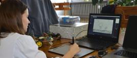 Pokaz sprzętu elektronicznego używanego podczas zajęć z robotyki