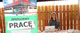 Przedstawiciele firm biorących udział w targach pozują do zdjęcia