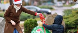 lokalna społeczność podczas wspólnego ubierania choinki