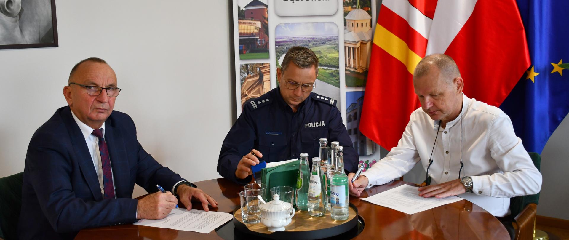 Razem dla bezpieczeństwa mieszkańców. Powiat Dąbrowski wspiera Policję