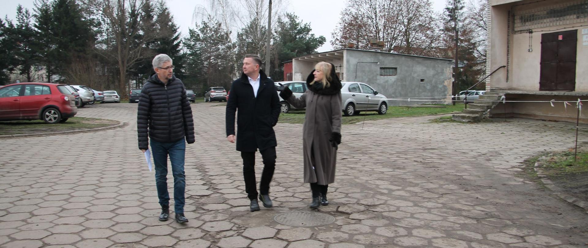 dyrektor i pracownik szpitala wspólne ze starostą na placu przy SP ZOZ