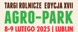 Plakat promujący XVII edycję Targów Rolniczych AGRO-PARK, które odbędą się w dniach 8-9 lutego 2025 roku w Lublinie. Na górze plakatu widnieje tytuł wydarzenia: "TARGI ROLNICZE EDYCJA XVII AGRO-PARK", a poniżej daty i lokalizacja: "8-9 LUTEGO 2025 | LUBLIN".
Pod nagłówkiem zamieszczono dodatkowe informacje:
"NAJWIĘKSZE CIĄGNIKI ŚWIATA",
"KONKURS DLA ZWIEDZAJĄCYCH DO WYGRANIA: 10 000 ZŁ!",
"NAJNOWOCZEŚNIEJSZE ROZWIĄZANIA DLA ROLNICTWA",
"REKORDOWA EKSPOZYCJA".
Po prawej stronie widoczna jest postać mężczyzny w czerwonej koszulce z napisem "SAMO SIĘ NIC NIE ZROBI" i grafiką nawiązującą do siły. Obok znajduje się napis "GOŚĆ SPECJALNY" w czerwonej ramce, z dopiskiem na dole, że gość specjalny będzie obecny w niedzielę, 9 lutego 2025 roku.
Na dole plakatu znajduje się logo "TARGI LUBLIN", adres: "UL. DWORCOWA 11, LUBLIN" oraz strona internetowa: "WWW.AGROPARK.PL". Umieszczono również logotypy patronów medialnych: Agroprofil, Gospodarz.tv i innych. W tle widać pole zboża oświetlone zachodzącym słońcem.