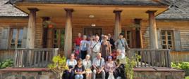 Uczestnicy pozują do zdjęcia przy budynku Podlaskiego Muzeum Kultury Ludowej