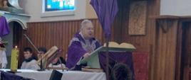 Kościół w Radzikowie Wielkim. Na zdjęciu Ks. Proboszcz Wiesław Pińczuk przemawia do wiernych podczas mszy świętej.