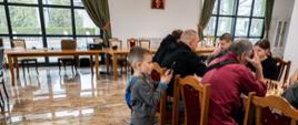 Chłopiec robi zdjęcie uczestnikom wydarzenia