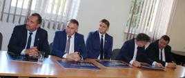 Poszczególni samorządowcy z terenu Powiatu Hajnowskiego odbierają promesy