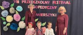 Nauczycielki, Dyrekcja i nagrodzone dzieci pozują do zdjęcia