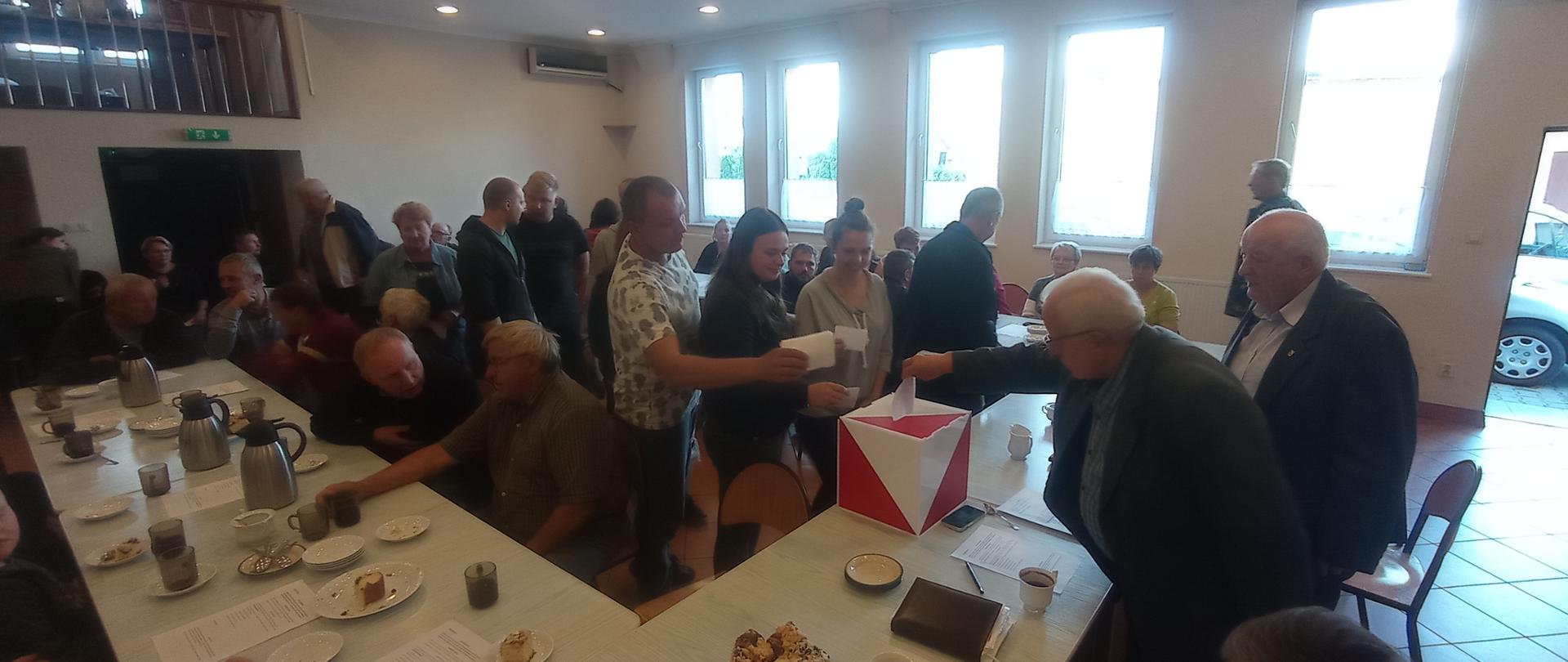 Zebranie wiejskie w Dziewokluczu - głosowanie