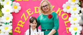 Dyrektor Ewelina Dorota Durzyńska pozuje do zdjęcia z absolwentami przedszkola