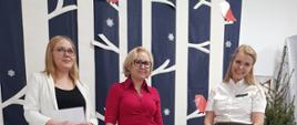Dyrekcja Przedszkola wraz z przedstawicielką Nadleśnictwa Hajnówka wręczają nagrody dzieciom, pozując do wspólnego zdjęcia