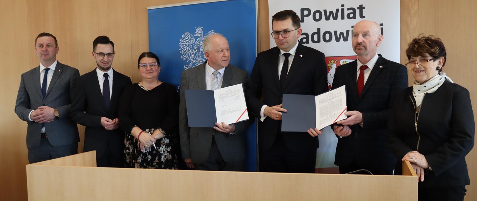 Zdjęcie z podpisania umowy w ramach Rządowego Funduszu Rozwoju Dróg. Stoi grupa osób. 