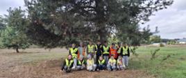Uczniowie szukają oznak jesieni.