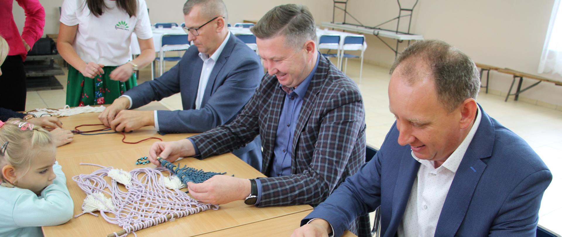 Czas na tradycje – nauka robienia makram w Łupiance Starej
