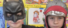 Dwóch chłopców, jeden przebrany z Batmana, drugi za rycerza