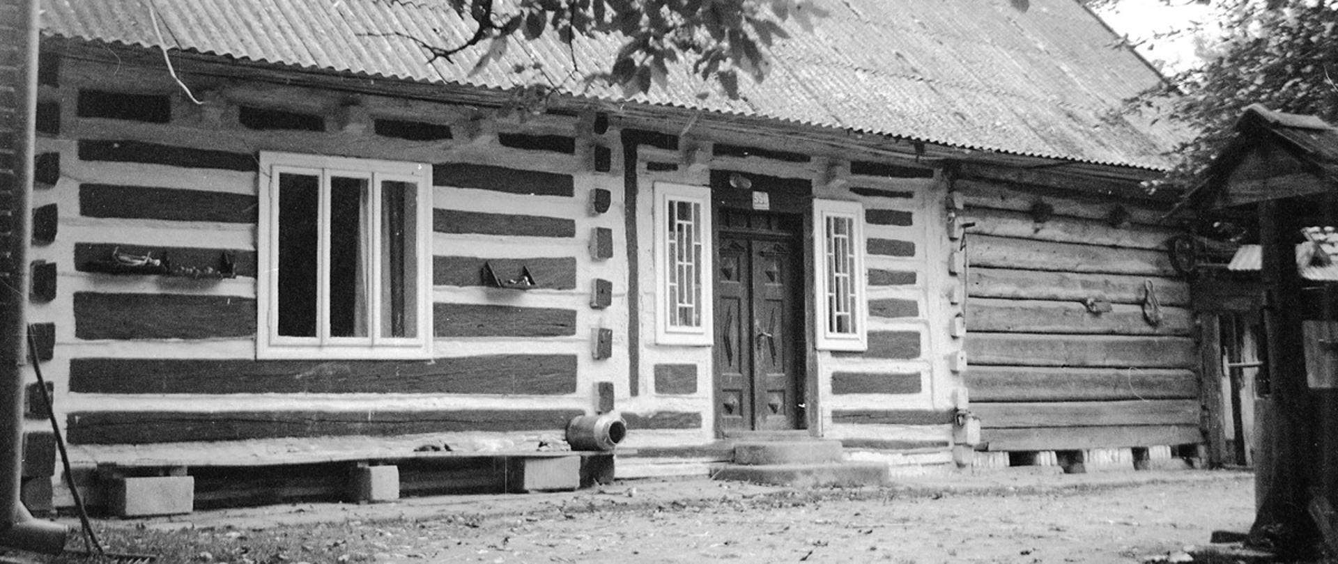 czernobiałą fotografia starego domu 