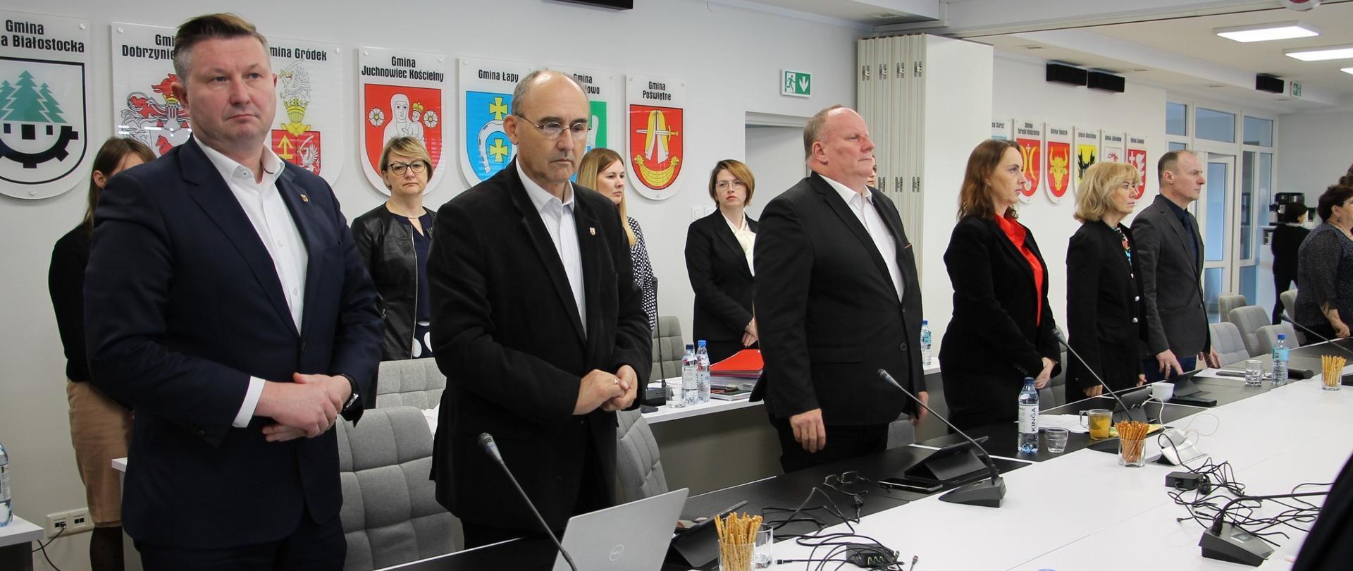 Na wstępie sesji radni minutą ciszy uczcili zmarłego kilka dni wcześniej byłego radnego Powiatu Białostockiego Ryszarda Łapińskiego.
