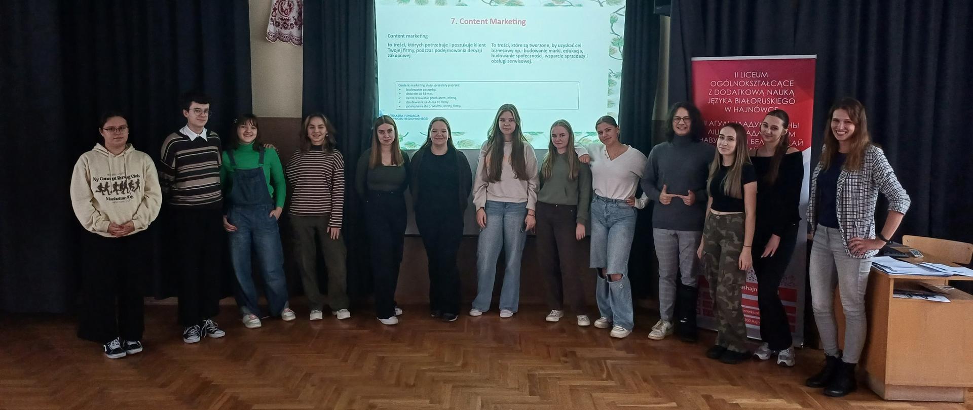 Zdjęcie grupowe uczniów biorących udział w zajęciach