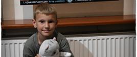 Uczestnicy konkursu pozują przy swoich pracach