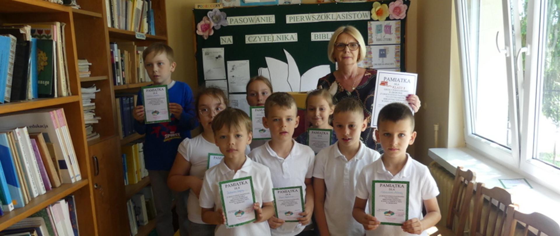 Uroczyste pasowanie pierwszoklasistów
na czytelników biblioteki szkolnej