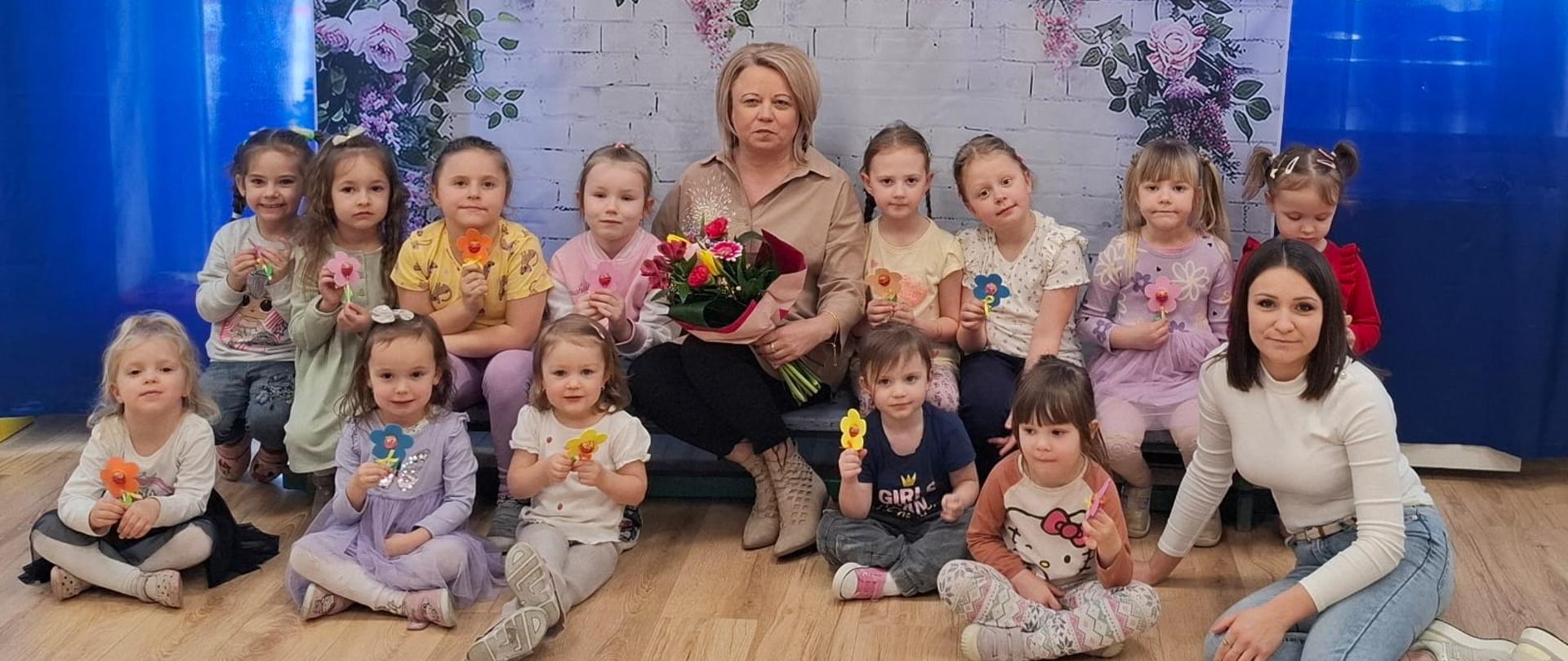 Dziewczynki z przedszkola z panią dyrektor i panią Paulinką