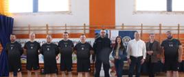 grupowe zdjęcie z drużyną KPP Zambrów, a w środku znajdują się starosta zambrowski i dyrektorzy ZS1 i ZSA