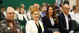 Jest to jedno z wielu zdjęć upamiętniających obchody Święta Patrona w Specjalnym Ośrodku Szkolno-Wychowawczym w Długoborzu, które odbyły się 17 października 2025 r.. Podczas uroczystości społeczność ośrodka świętowała po raz ósmy swojego patrona, św. Jana Pawła II. 