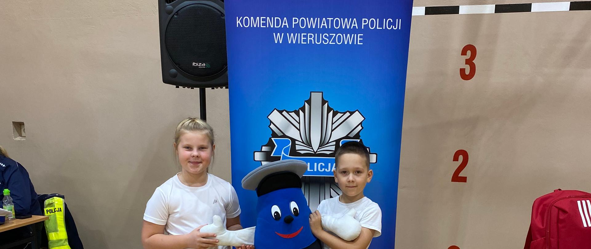 Wspólne zdjęcie z maskotką policyjną