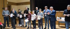 Uczestnicy turnieju z dyplomami i medalami pozują z Organizatorami do zdjęcia