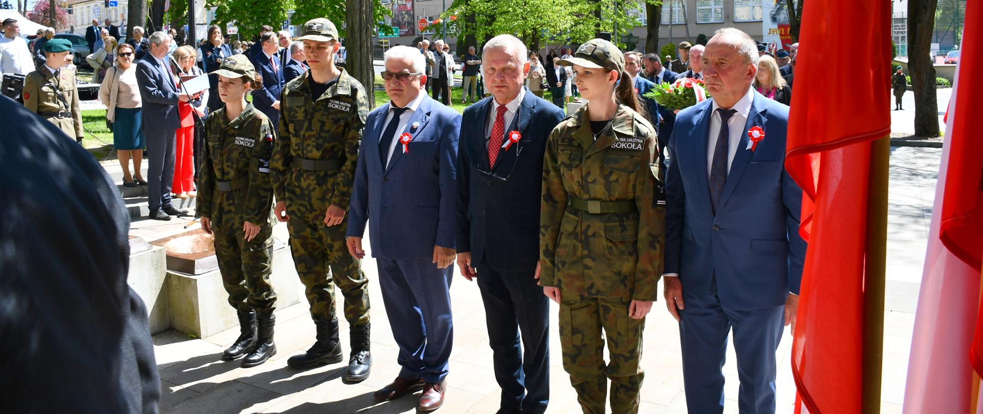 Przedstawiciele samorządu powiatowego i gminnego składają kwiaty i znicze przy pomniku