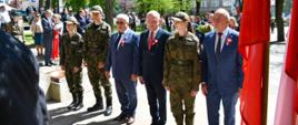 Przedstawiciele samorządu powiatowego i gminnego składają kwiaty i znicze przy pomniku