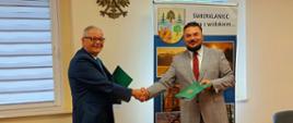 Przedstawiciel wykonawcy z wójtem gminy Świerklaniec