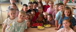 Grupa dzieci degustuje różnorodne owoce
