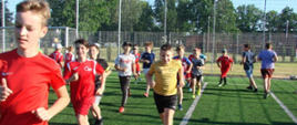 Rozgrzewka na murawie - trucht uczestników
